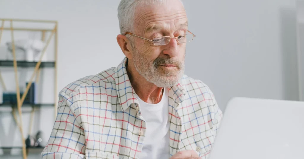 Personne agée avec un ordinateur