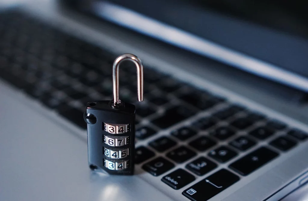 un cadenas posé sur un clavier