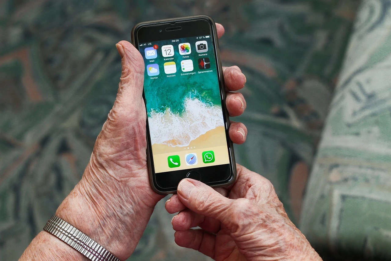 Un smartphone dans les mains d'une personne agée