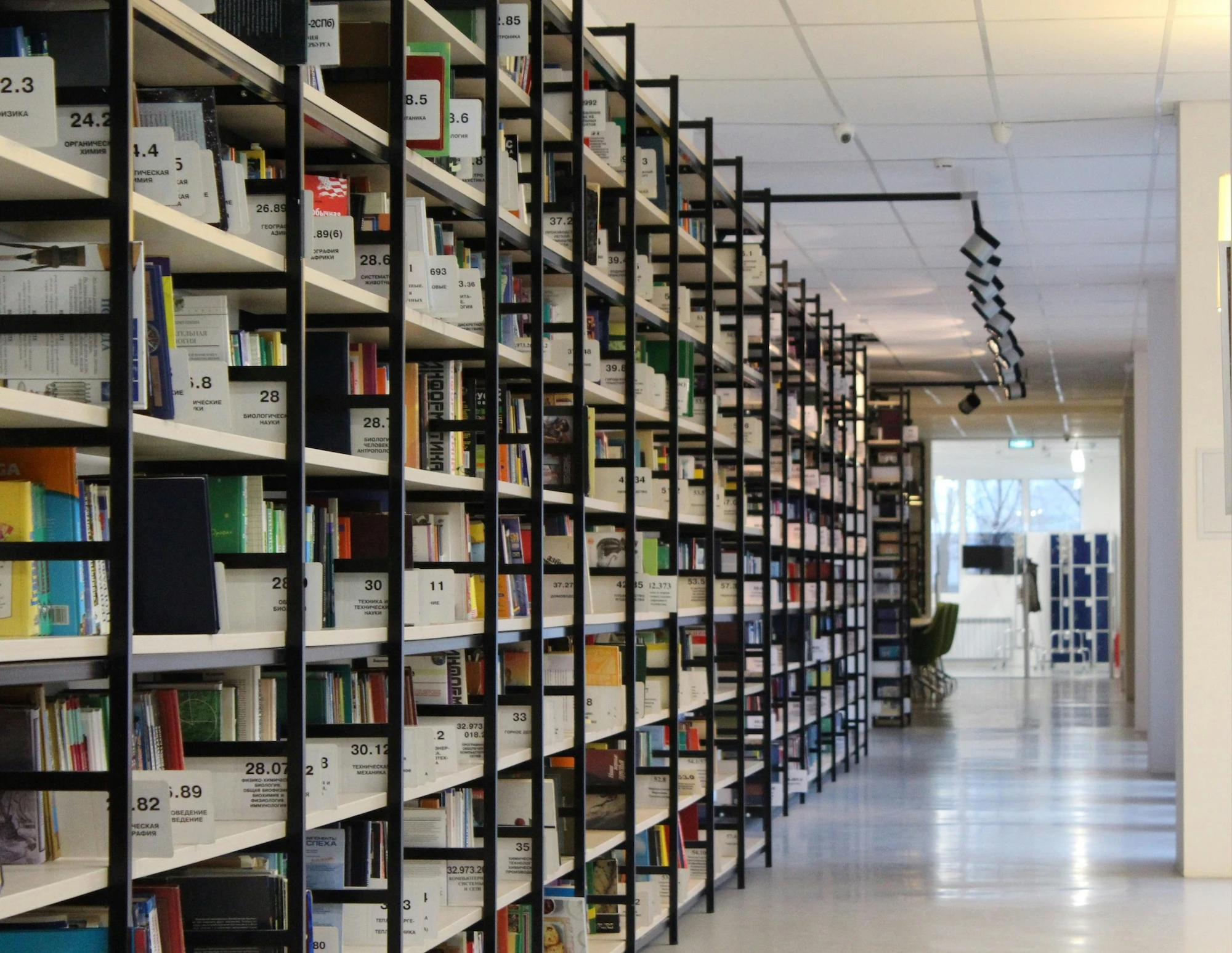 Un rayonnage d'une bibliothèque