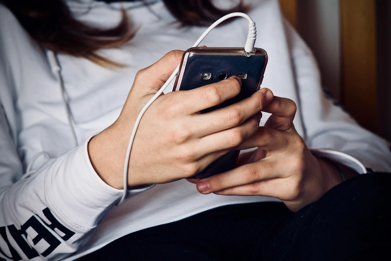 Un smartphone dans les mains d'un ado