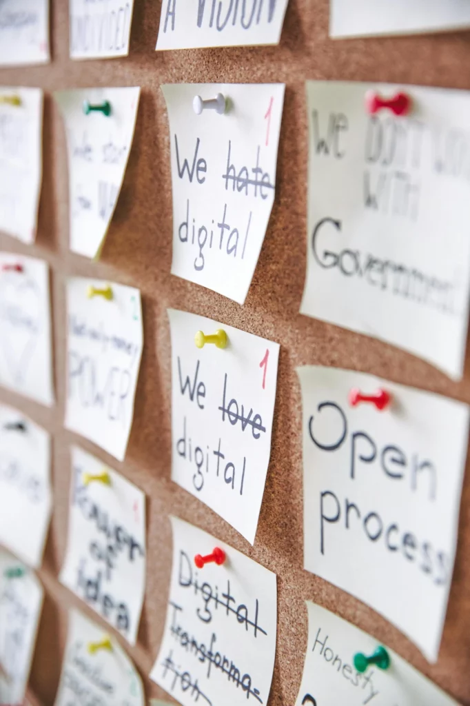 des post-it sur un tableau