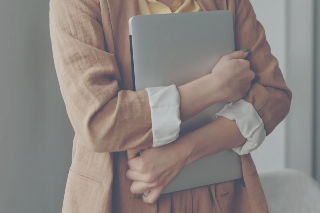 Une femme qui sert son PC contre elle